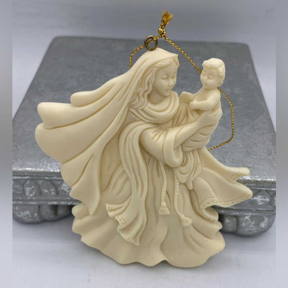 Vintage Avon Holiday Christmas Ornament Seasons Joy Mother And Child 1997